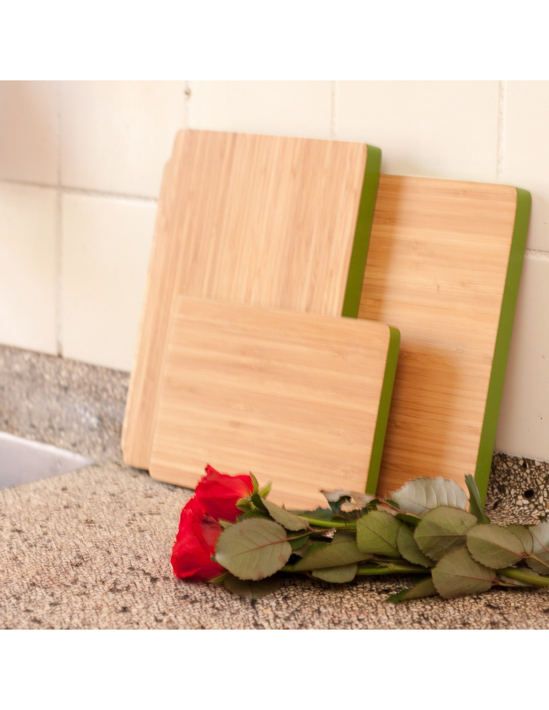 Grote bamboe snijplank met een groene rand houten accessoires en ... Houten keuken groene