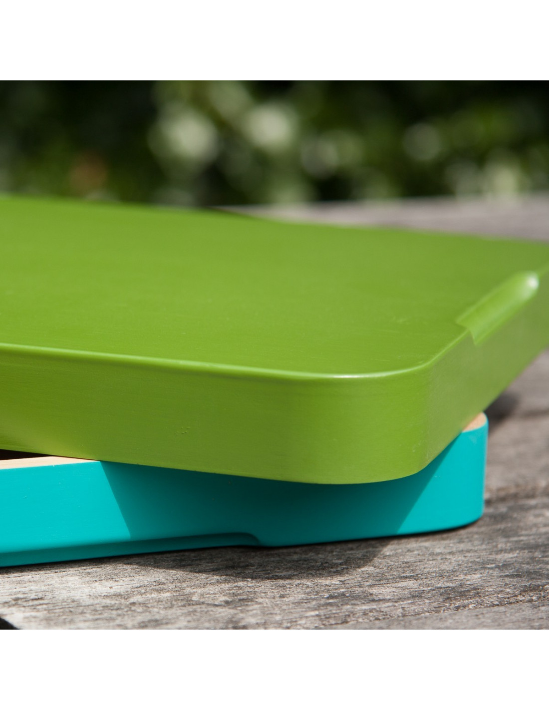 Bamboe dienblad met een groene buitenkant houten accessoires en meer