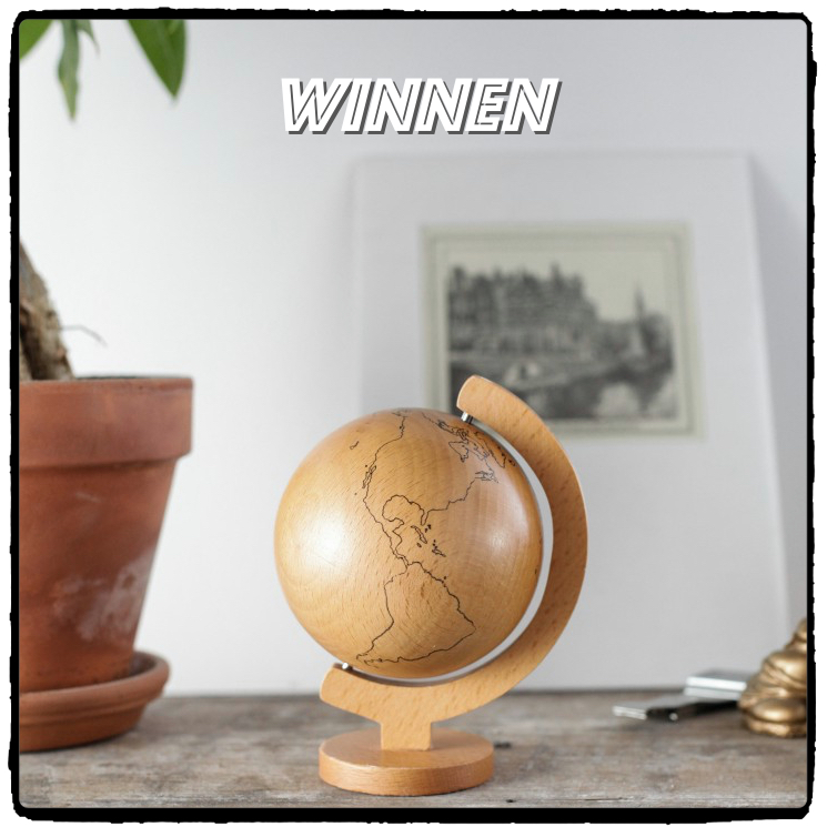 win een houten wereldbol