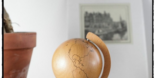 Win een houten wereldbol